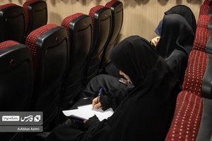 یکی از شرکت کنندگان رویداد "کنشگری توئیکس" در حال یاداشت برداری از نکات مطرح شده در جلسه است