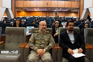 جمال الدین مهدی نژاد رئیس دانشگاه شهید رجایی و  امیر سرتیپ نبی سهرابی  جانشین بنیاد حفظ آثار درجشنواره اسوه های صبر و مقاومت 