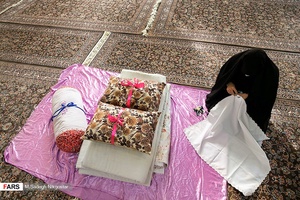 تزیین اقلام جهیزیه در مسجد چهارده معصوم جهت آماده سازی و  ارسال به نوعروسان نیازمند توسط بسیجیان جهادگر