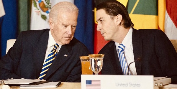 بایدن و  آموس هوکشتاین 