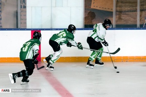  مسابقه هاکی روی یخ بانوان بین دو تیم  بانک آینده و بیمه رازی. از سری دوم مسابقات بازار بزرگ ایران 