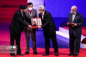تجلیل از  پروفسور زاهد حسن، استاد دانشگاه پرینستون در چهارمین آیین اعطای جایزه علمی و فناوری مصطفی (ص) در چهارمین آیین اعطای جایزه علمی و فناوری مصطفی (ص)