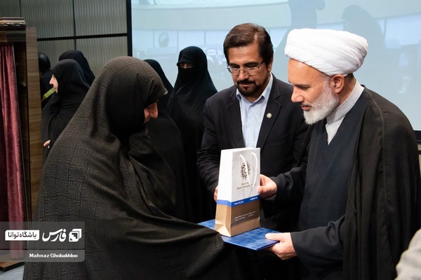 تجلیل از مادران شهداء و ایثارگران در جشنواره اسوه های صبر و مقاومت 