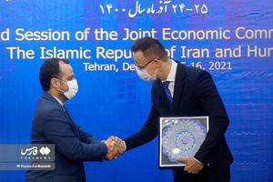 هدیه احسان خاندوزی وزیر اقتصاد و دارایی به  پیتر سیارتو وزیر امور خارجه و تجارت مجارستان   