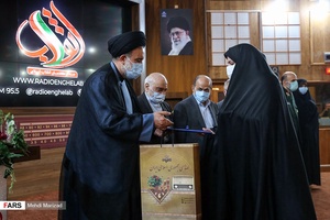 تجلیل از خانواده شهدا در مراسم افتتاح شبکه رادیویی انقلاب در استودیو شماره یک ساختمان شهدای رادیو