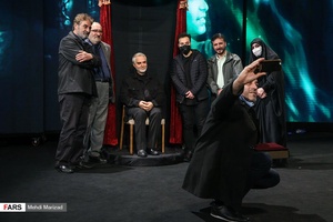 عکس یادگاری جمعی از هنرمندان با خانواده و تندیس شهید سپهبد قاسم سلیمانی در برج میلاد پس از رونمایی 