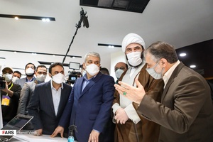 سورنا ستاری معاون علمی و فناوری رئیس جمهور و حجت الاسلام محمد قمی رئیس سازمان تبلیغات اسلامی در مراسم رونمایی از سبد محصولات زندگی تبیان