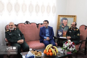 دیدارسردار سرلشکر حسین سلامی فرمانده کل سپاه به همراه سردار سرتیپ دوم پاسدار ابوالقاسم شریفی مسئول ایثارگران سپاه با خانواده سردار شهید محمد بروجردی