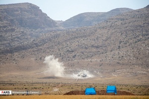 اصابت گلوله های توپ 120 میلیمتری  به هدف مورد نظر / منطقه سیاخ دارنگون شیراز