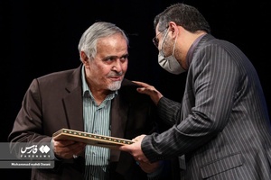تقدیر از حاج علی انسانی در اختتامیه شانزدهمین جشنواره شعر فجر