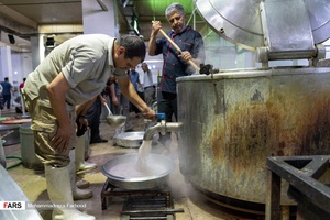 آماده سازی و طبخ غذا توسط اعضای گروه جهادی سدرة المنتهی برای توزیع در میان نیازمندان در شیراز