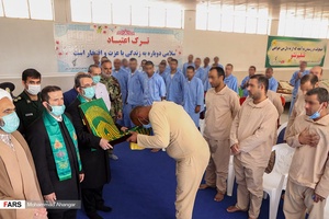 کاروان زیر سایه خورشید در کمپ ترک اعتیاد