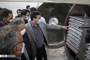 بازدید علیرضا رزم‌حسینی وزیر صنعت‌معدن و تجارت از بخش فریز درایر شرکت دانش‌بنیان داروگستر ساوا شفاژن