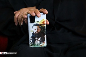 حضور خانواده شهدا در مراسم افتتاح شبکه رادیویی انقلاب در استودیو شماره یک ساختمان شهدای رادیو