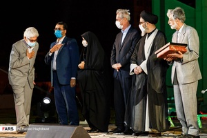 اعطاء نشان درجه یک هنری توسط غلامعلی حداد عادل به استاد پیشکسوت عکاسی تبریز محمدعلی جدیدالاسلام در همایش ملی روز شعر و ادب فارسی و بزرگداشت استاد شهریار.