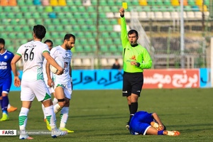 اخطار کارت زرد داور در دیدار تیم فوتبال ذوب‌آهن و استقلال تهران