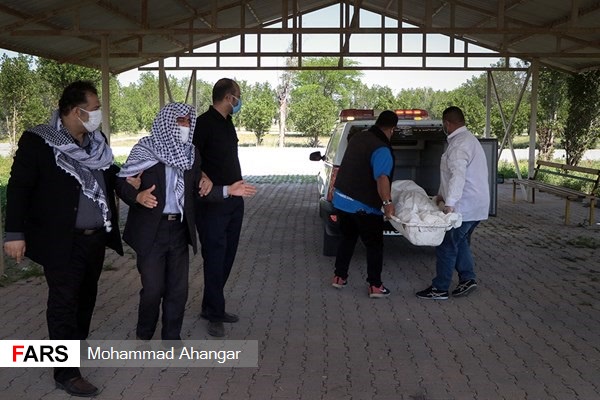 خانواده متوفیان فقط در زمان اقامه نماز میت حضور دارند و بقیه مراحل توسط نیروهای آرامستان انجام می‌شود