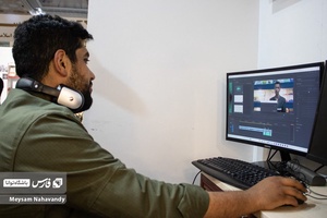 یکی از اعضای باشگاه خبرنگاران توانا که در حال تدوین فیلم در غرفه انتشارات فارس است
