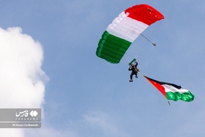 اهتزاز پرچم فلسطین توسط چتربازان بر فراز شهر تهران