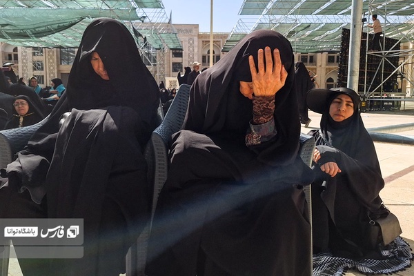 خانم میانسالی در مراسم ارتحال امام خمینی(ره)مشغول عزاداری است
عکس:زینب خدابخشیان