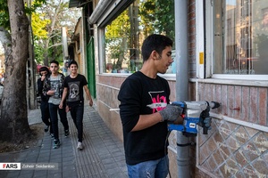 "علی" نوجوان 16 ساله با تسلط به امور فنی مشغول فعالیت جهادی در گروه شهید ابراهیم هادی است.