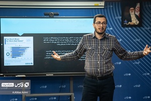 محمد رستم پور مدرس "شبکه شناسی و دیتا ماینینگ" در حال تدریس مباحث در رویداد "کنشگری توئیکس" است