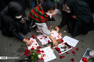 روشن کردن شمع مقابل سفارت افغانستان توسط دانشجویان دانشجویان تجمع کننده یادبود شهدای مدرسه سیدالشهدا کابل