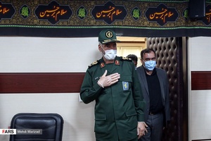 ورود سردار علی فضلی جانشین معاونت هماهنگ کننده سپاه و پیام تیرانداز مدیرعامل خبرگزاری فارس به مراسم رونمایی از کتاب بابا رجب 