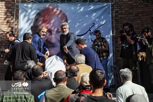 مراسم خاکسپاری فردوس کاویانی