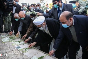 آئین گلباران جایگاه جلوس امام راحل در بهشت زهرا (س) توسط خانواده های معظم شهدا، جانبازان، ایثارگران و اقشار مختلف مردم مسئولین، 