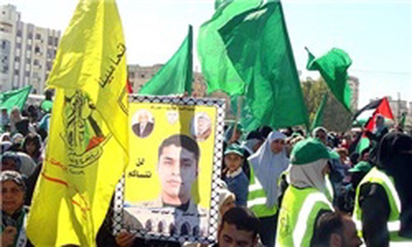 برافراشتن پرچم حزب‌الله و حماس در استقبال مردمی از اسرا فلسطینی