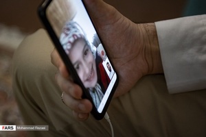 محمدعلی در حال گفتگوی تصویری با دخترش است. اغلب خانواده طلاب‌جهادی در این ایام برای جلوگیری از انتقال احتمالی کرونا، در منزل پدر و مادرشان  زندگی می‌کنند.