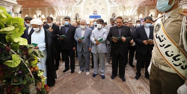 رایزن فرهنگی در مرقد امام