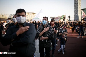 سینه‌زنی عزاداران حسینی درمراسم خیمه سوزان غروب عاشورا در میدان امام حسین(ع)