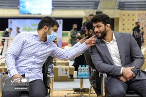 حسن یزدانی و علیرضا دبیر در مراسم پویش کمک مؤمنانه در خانه کشتی شهید صدرزاده 