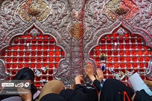 وداع زوار حسینی با امام حسین (ع)