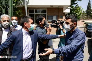 اعتراض یکی از دانشجویان هنگام خروج عبدالناصر همتی نامزدسیزدهمین انتخابات ریاست جمهوری از دانشکده اقتصاد به دلیل پاسخ ندادن به سوالات برخی از دانشجویان