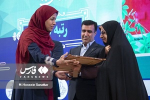 اهدای جوایز به نفرات برگزیده توسط علی سلاجقه رئیس سازمان حفاظت محیط زیست و انسیه خزعلی  معاون امور زنان و خانواده رئیس‌جمهور  در مراسم جایزه ملی محیط زیست