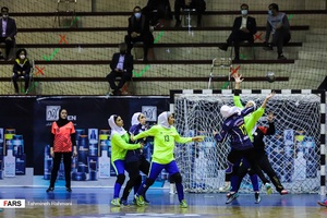 مسابقه تیم های اشتادسازه مشهد و شهید شاملی کازرون در فینال لیگ برتر هندبال زنان