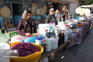 خوداشتغالی زنان روستایی از طریق گسترش و توسعه صنایع دستی در روستاها می تواند تا حد زیادی نقش زنان را ارتقا دهد