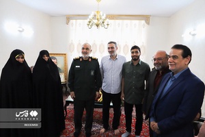 عکس یادگاری دیدار سردار سرلشکر حسین سلامی فرمانده کل سپاه  با خانواده سردار شهید محمد بروجردی