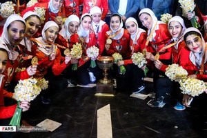 عکس یادگاری تعدادی از بازیکنان تیم اشتادسازی مشهد بعد از گرفتن مدال های طلا در فینال لیگ برتر هندبال زنان