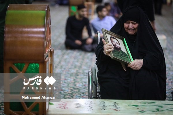 حضور مادر سردار سرلشکر شهید علی هاشمی در مراسم نجوای بندگی در اهواز 