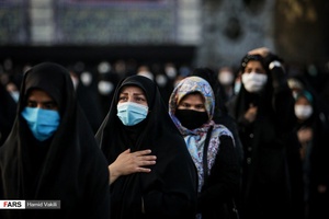 سینه‌زنی عزاداران حسینی درمراسم خیمه سوزان غروب عاشورا در میدان امام حسین(ع)