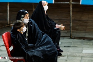 مادربزرگی روی نوه خود را برای گرم کردن و حفاظت از سرمای هوا با چادر پوشانده است. آنها در همایش ملی روز شعر و ادب فارسی و بزرگداشت استاد شهریار شرکت کرده‌اند. 