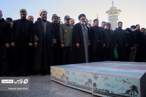 حجت السلام سعیدی و فرمانده سپاه قم به همراه جمعی از مردم بر پیکر شهیدان نماز اقامه می‌کنند.