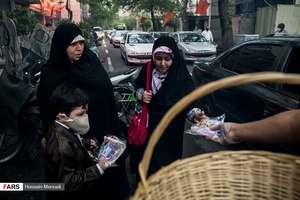 توزیع بسته های بهداشتی و فرهنگی در محدوده میدان شهدا توسط خادمین هیئت مکتب المهدی عج