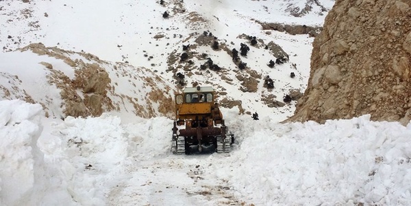 راه روستایی در برف
