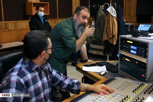 کارگردانی مراسم افتتاح شبکه رادیویی انقلاب توسط فرهاد دهنوی در استودیو شماره یک ساختمان شهدای رادیو
