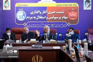 مصطفی آجورلو مدیر عامل استقلال  ،حسین قربانزاده  رئیس سازمان خصوصی‌سازی ،رضا درویش مدیرعامل پرسپولیس  و میثم فدایی مدیرعامل فرابورس درنشست خبری واگذاری سهام پرسپولیس و استقلال به مردم